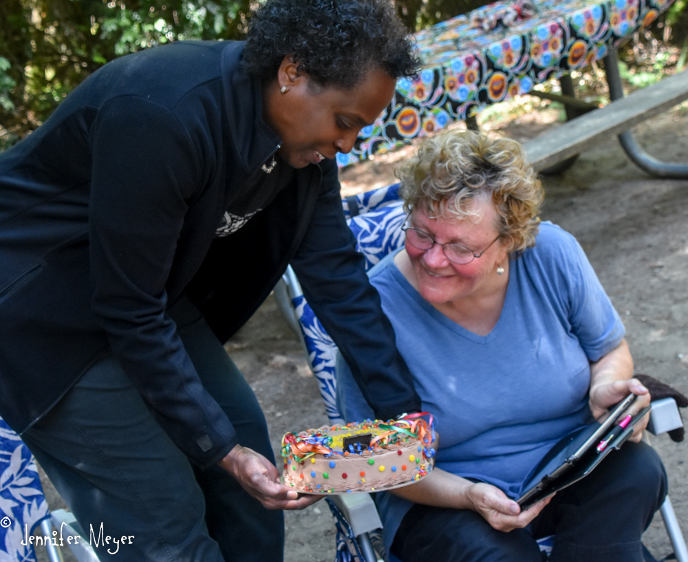 Robin shows Kate the cake she bought.