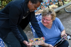 Robin shows Kate the cake she bought.