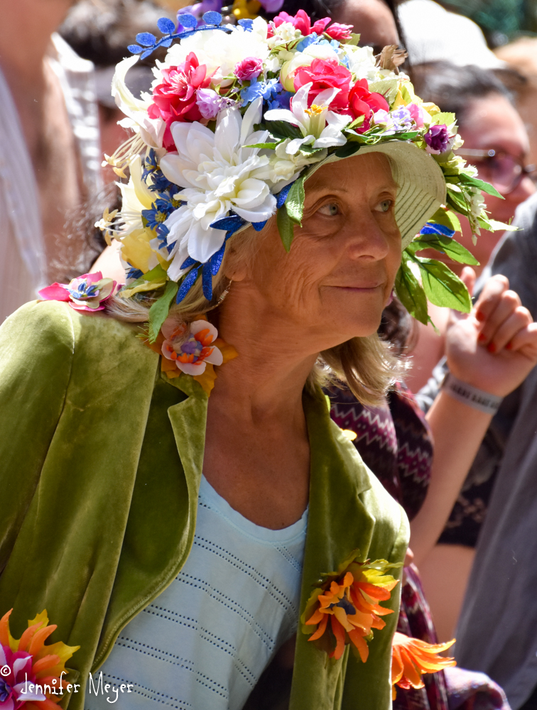 Jiving flower lady.