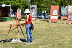 An artist paints on the spot.