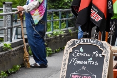 The balloon man calls Margarita time.