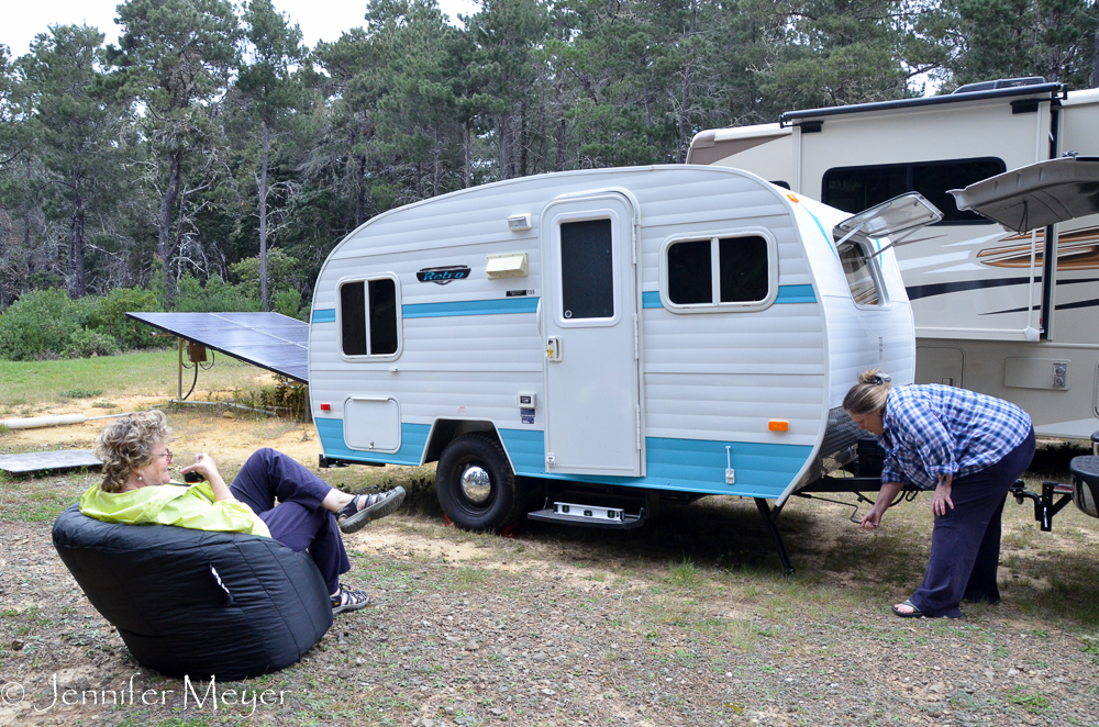 Kate supervised Kelly's trailer setup.