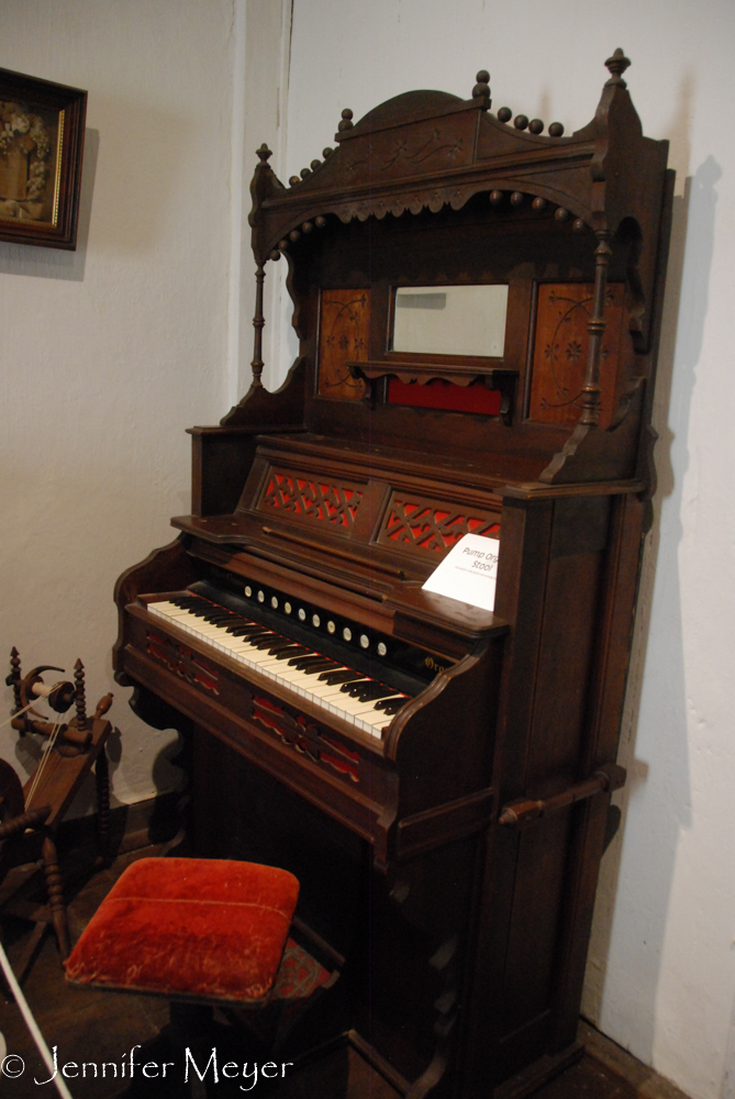 My family had an organ like this. My sister has it now.