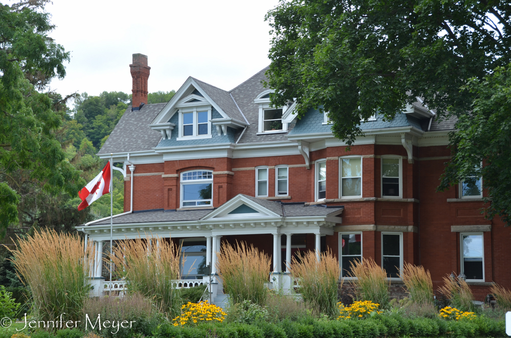 There were beautiful houses along the way.