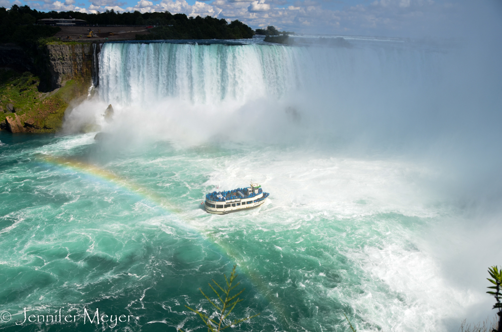 Boats from both sides take tourists into close up to the falls.