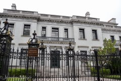 This mansion's fence is a replica of the Buckingham Palace fence.