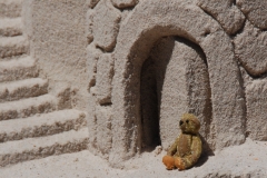 Little Bear likes to travel with her.