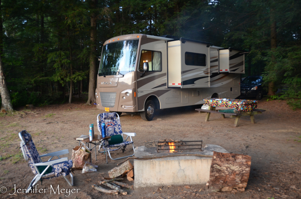 That night we cooked over the fire: burgers, potatoes and asperagus.