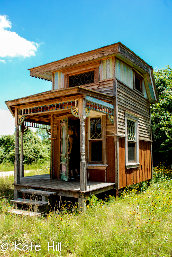 elaborate gingerbread on an teeny tiny :-)